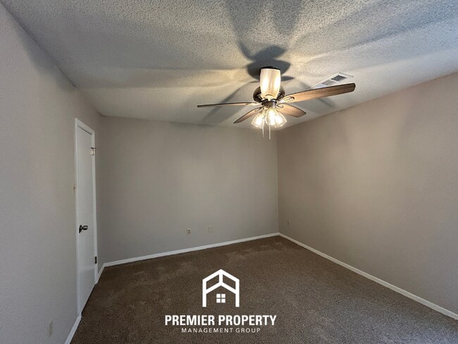 Building Photo - 3BR/2BA Home w/ Vaulted Ceilings, Brick Fireplace & 2-Car Garage in Memphis