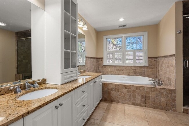 Building Photo - 11 Bobolink Rd