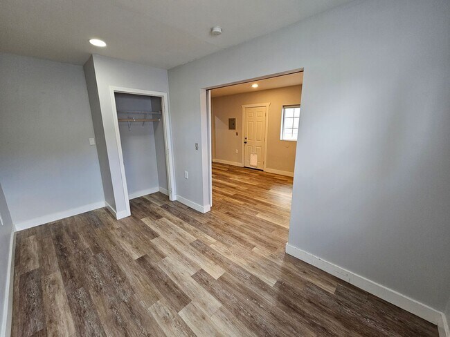 Building Photo - Beautiful Home + Mother-in-Law Suite