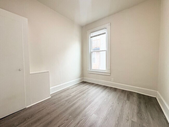 Building Photo - 527 5th St