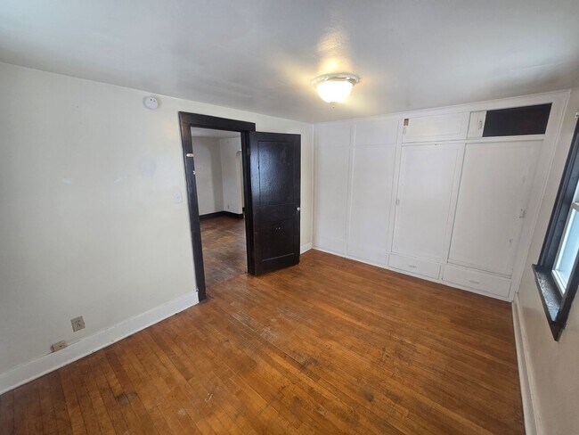 Building Photo - 921 N Maple Ave