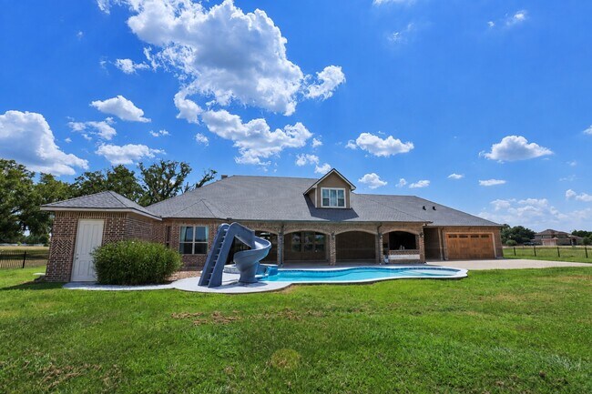 Building Photo - 527 Lily Ln