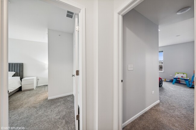 Building Photo - 3s623 Everton Dr