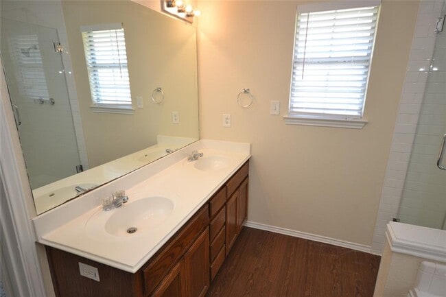 Building Photo - 718 Meadow View Dr