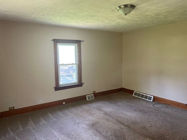 Building Photo - Spacious 2 bedroom house in Penn Hills!!!