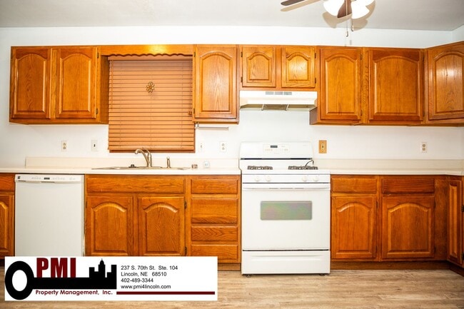 Building Photo - 3 Bedroom and 1.5 bathroom House for rent