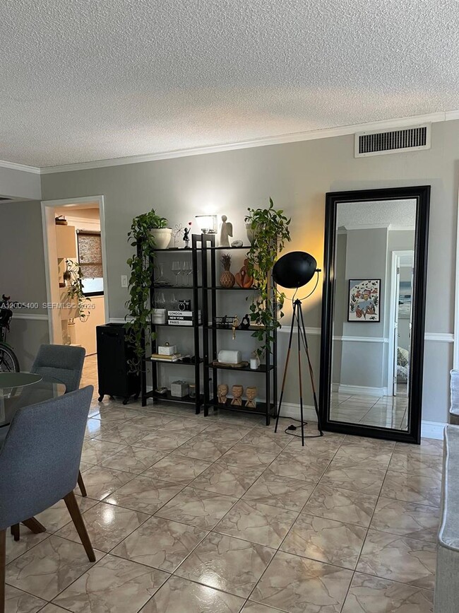 Building Photo - 3475 N Country Club Dr