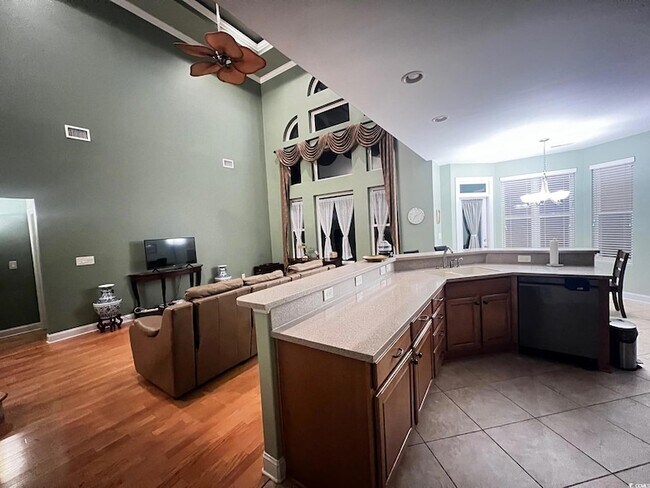 Building Photo - 584 Summerhill Dr