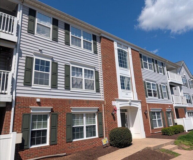 Building Photo - Bright Townhome Living in Convenient Leesburg Location