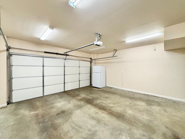 Building Photo - Modern New Construction 4b3b Townhome