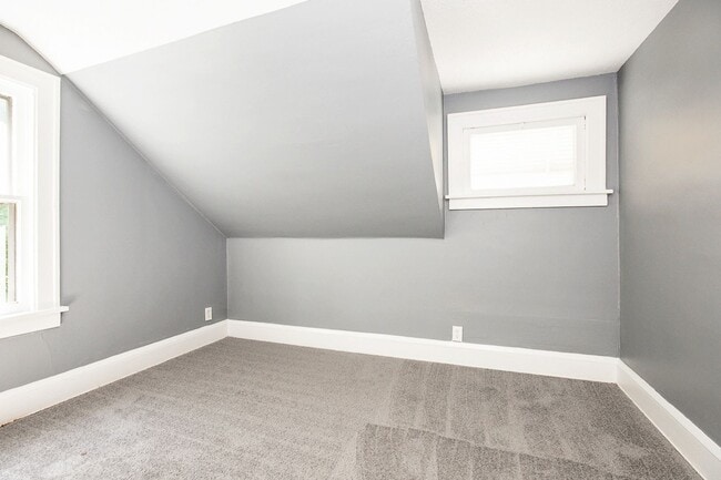 Building Photo - 2 BED 1 BATH SINGLE FAMILY HOME IN EUCLID!