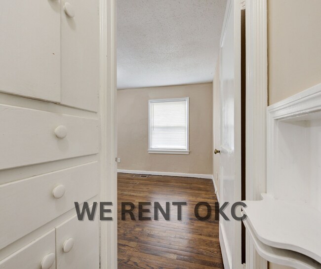 Building Photo - 207 E Marshall Dr