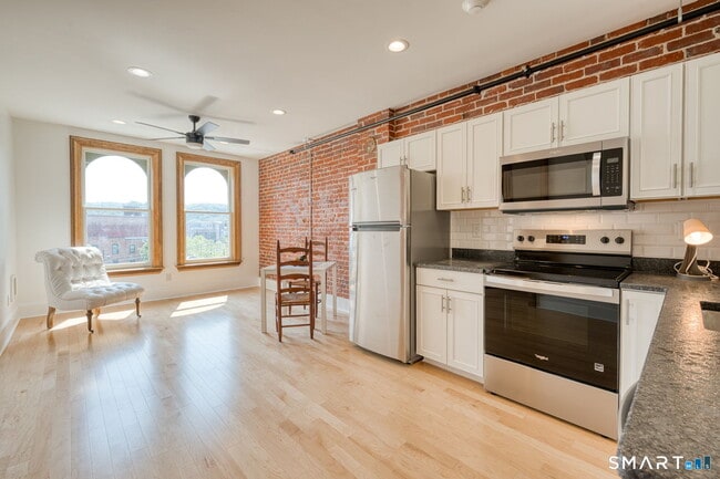 Building Photo - 11 Main St