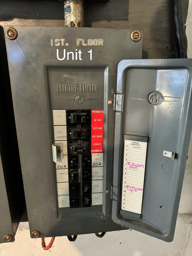 Building Photo - Norwood Duplex W/ Driveway Parking