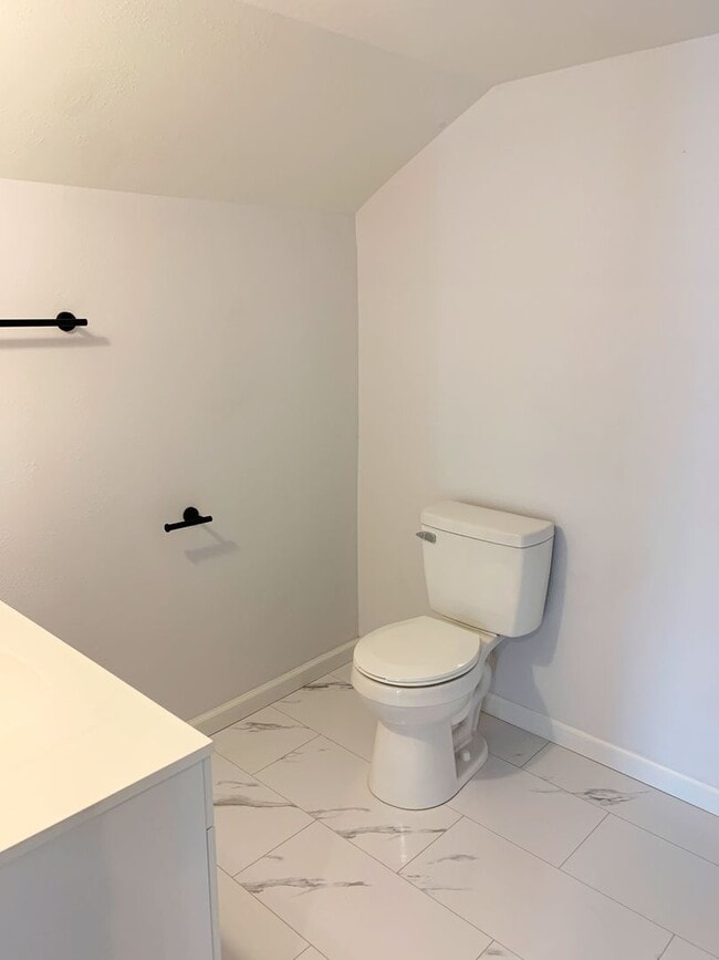 Building Photo - Beautifully Renovated and Move in Ready!