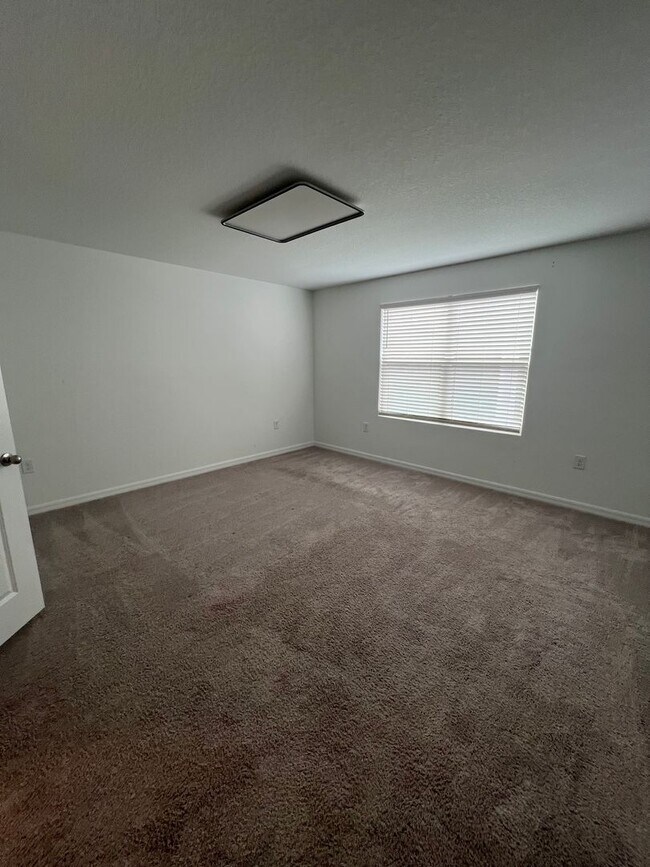 Building Photo - Modern 3-Bed Townhome w/ Garage in Desirable Davenport Community