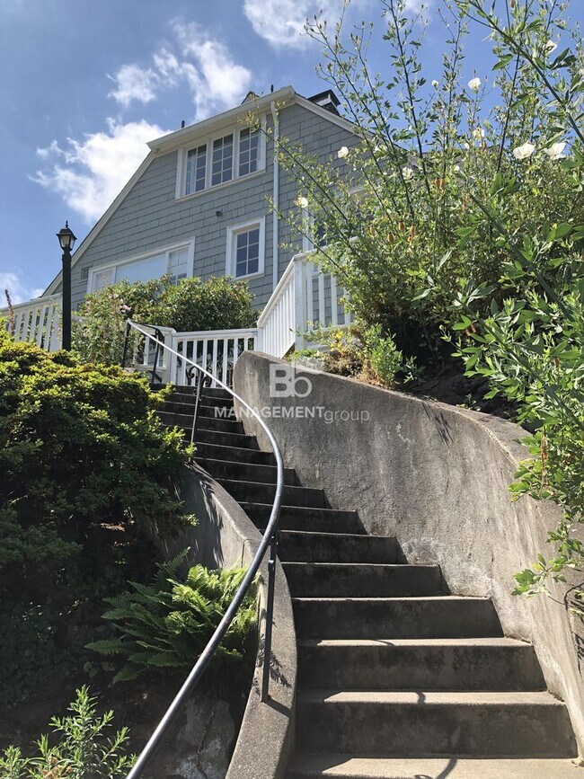 Building Photo - 2741 SW Old Orchard Rd