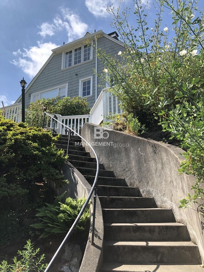 Building Photo - Portland Heights- Beautiful Home loaded with Character & Charm-Updated Kitchen- Spacious Yard
