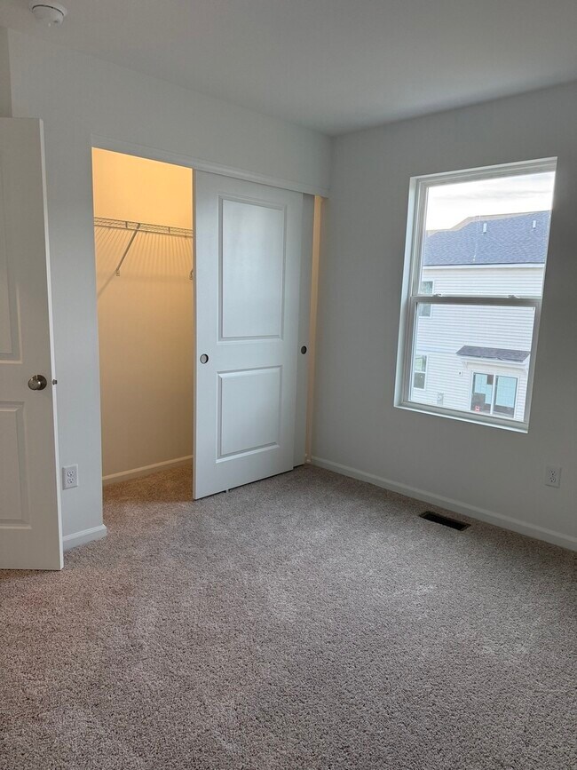 Building Photo - 302 Kingsport Dr