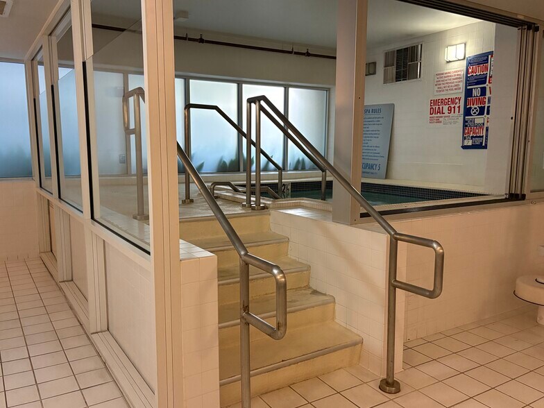 Hot Tub - 4050 Glencoe Ave