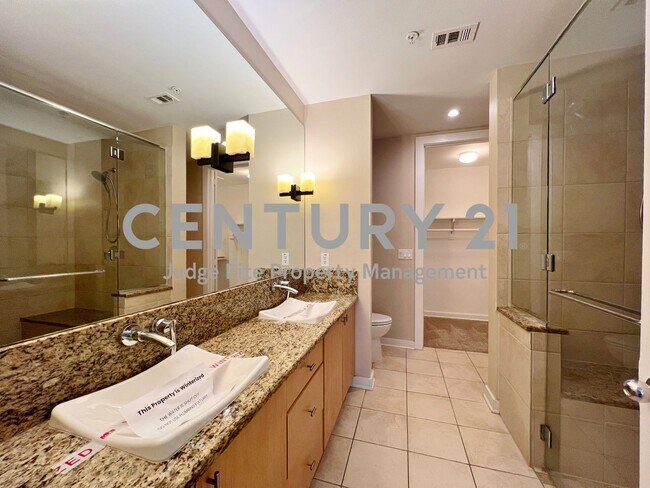 Building Photo - Fantastic Second Floor 1/1.5 Bedroom Condo...