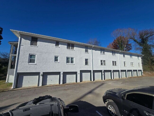 Building Photo - Updated 2BR/1BA in the Heart of Fountain City, Modern Finishes & Everyday Convenience!