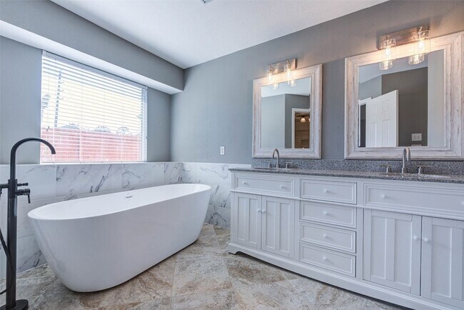 Building Photo - 17930 Seven Pines Dr