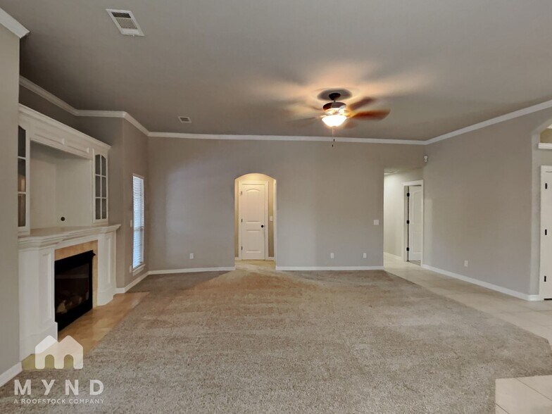 Building Photo - 3312 E Gillette St