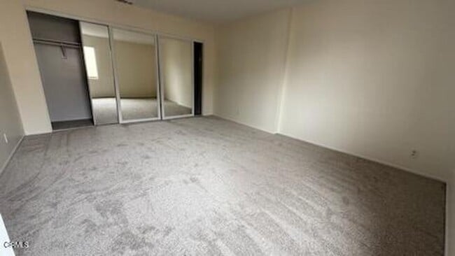 Building Photo - Updated 2-Bed, 2-Bath Condo in Downtown Ox...