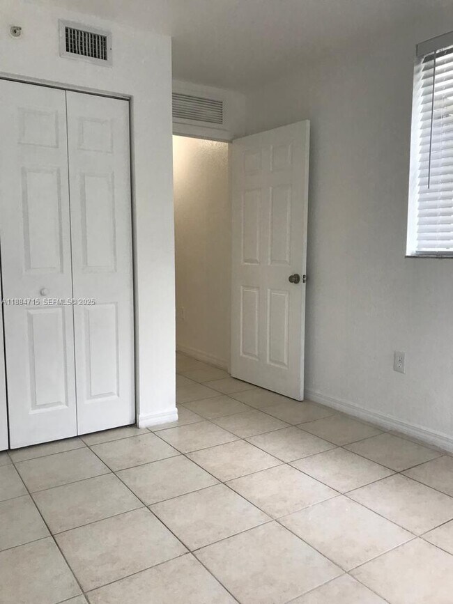 Building Photo - 13800 NE 3rd Ct