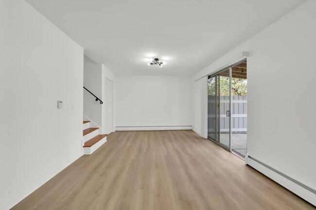 Building Photo - 8820 Robin Dr