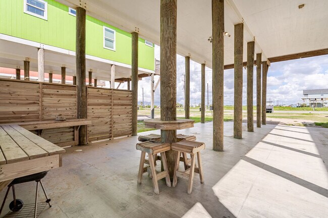 Building Photo - 1714 Texas 87-SI ID1252629P