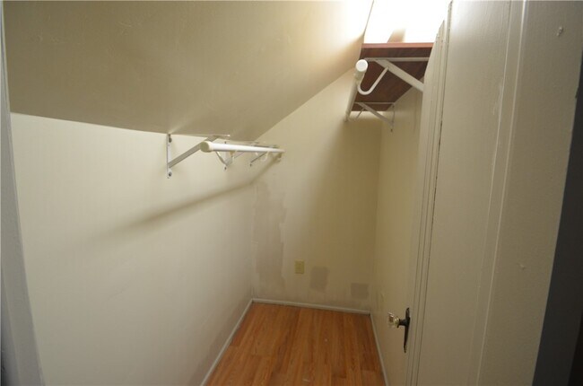 Building Photo - 872 Thomas Ave