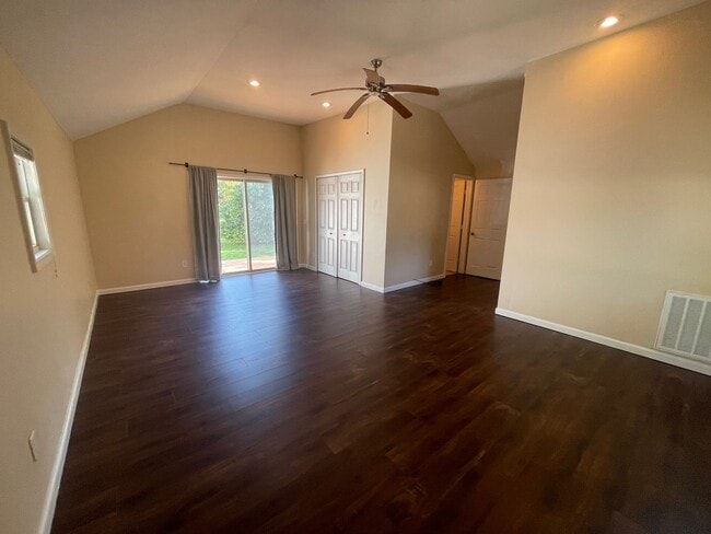 Building Photo - Updated 3bed / 3bath farmhouse.  Nice Location.