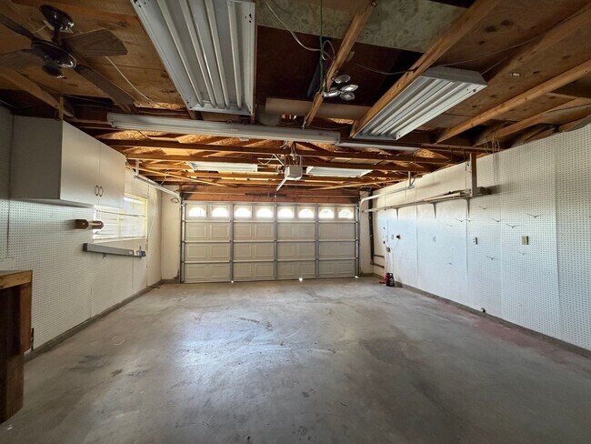 Building Photo - 3 Bedroom 2 Bathroom House with 2 Car Garage Located in Lenwood