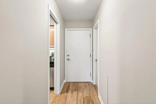 Building Photo - 2727 W 43rd St