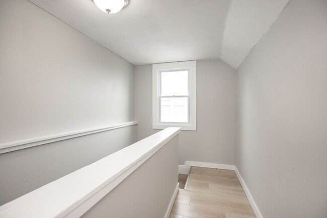 Building Photo - 3 Bedroom/1 Bath Single House Euclid!