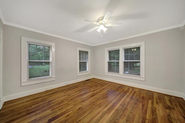 Building Photo - Lovely Brick Ranch Home Close to Uptown Ch...