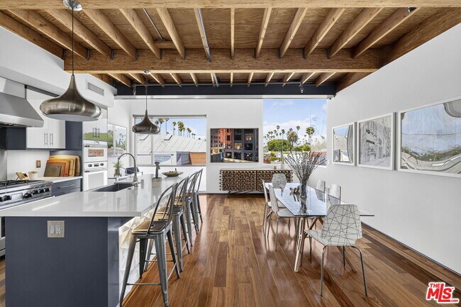 Building Photo - 2120 Narcissus Ct
