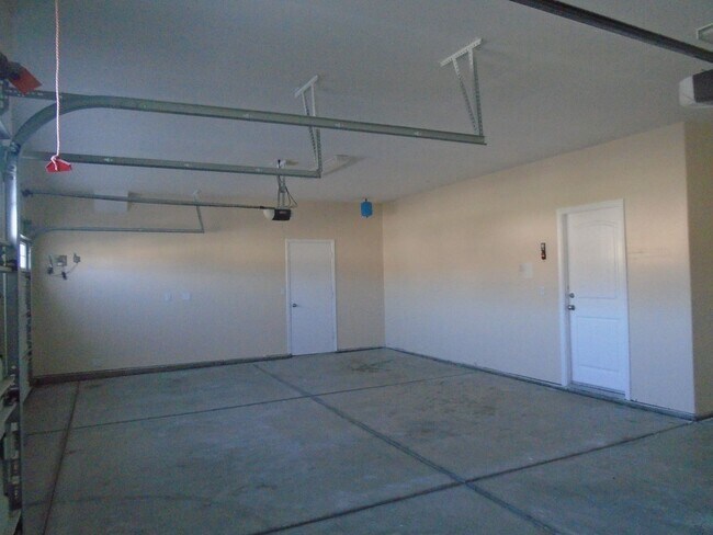 Building Photo - SOLAR......GORGEOUS---3 BEDROOMS PLUS AN OFFICE !!!