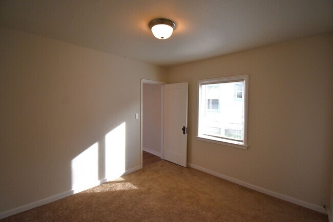 Building Photo - Freshly Remodeled Cozy Cottage Home