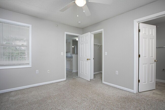 Building Photo - Spacious 3 Bed 3 Bath Apartment near NCSU & Downtown Raleigh! Available August 15th!