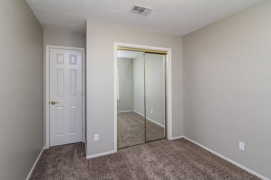 Building Photo - 817 Clover Hill Ln