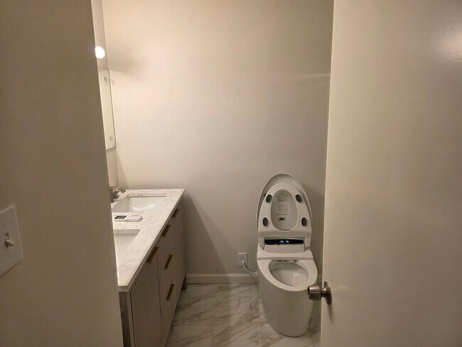 Building Photo - 612 Acacia Cir