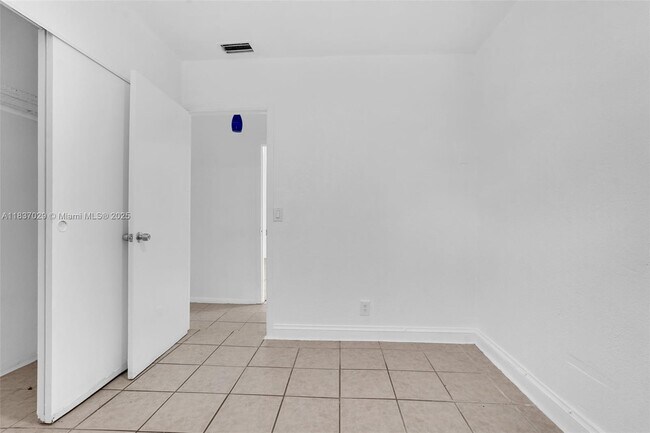 Building Photo - 2435 Plunkett St