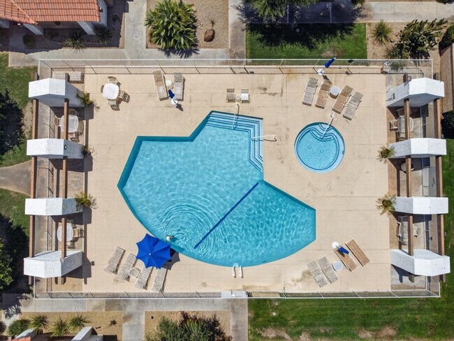 Building Photo - 2490 E Miramonte Cir
