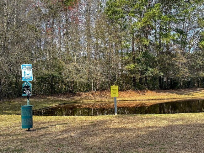 Building Photo - Easy, Modern Comfort in a Prime Charleston Location!