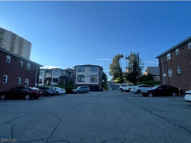 Building Photo - 1628 Valley St