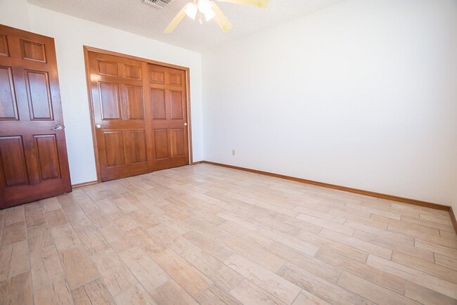 Building Photo - Large Home in Quiet Area, 3 Bedroom, 2 Bat...
