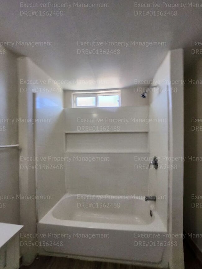 Building Photo - 3 bedroom/ 2 bathroom home